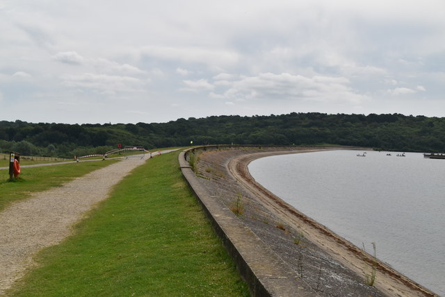 Dam, Bewl Water © N Chadwick cc-by-sa/2.0 :: Geograph Britain and Ireland