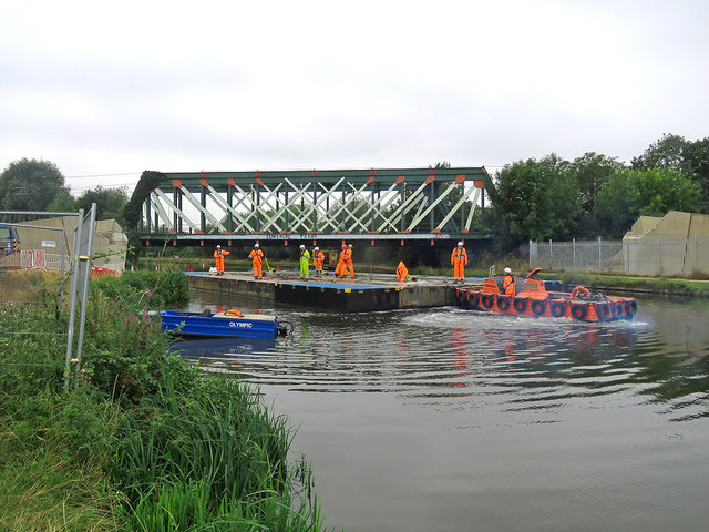 Abbey-Chesterton Bridge: manoeuvring pontoons