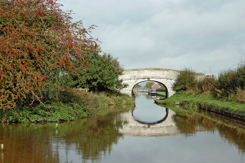 Canal approaching Burrow's Bridge near... © Roger Kidd cc-by-sa/2.0 ...