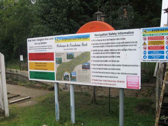 Evesham Lock © Alex McGregor cc-by-sa/2.0 :: Geograph Britain and Ireland