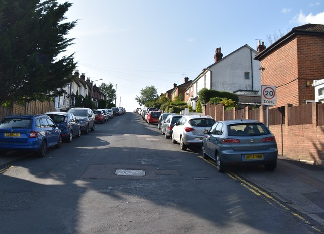 Holmewood Rd © N Chadwick cc-by-sa/2.0 :: Geograph Britain and Ireland