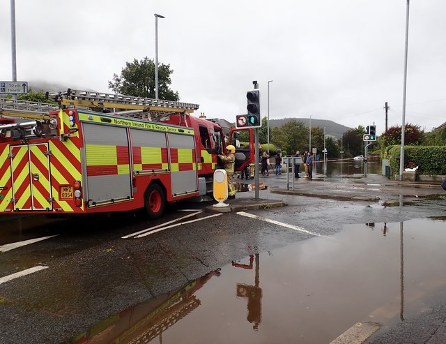 NIFRS unit at the junction of the flooded Bryansford Avenue and Shimna Road