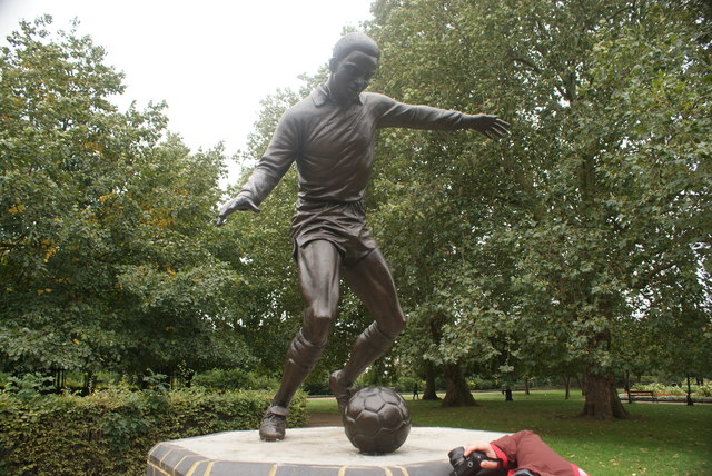 View of the statue of Lenny Campbell in... © Robert Lamb cc-by-sa/2.0 ...