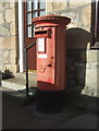 NJ9925 : Elizabethan postbox on Main Street, Newburgh by JThomas