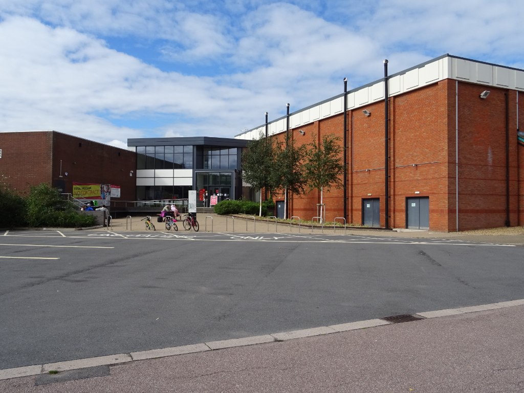 Stratford-upon-Avon Leisure Centre © Philip Halling cc-by-sa/2.0 ...