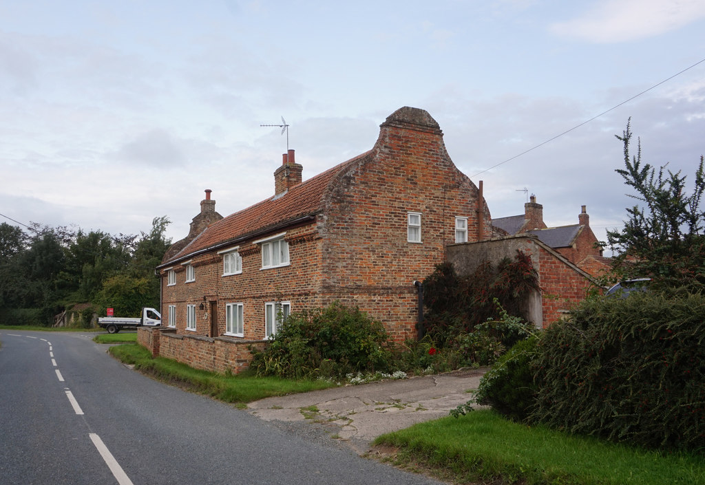 Houses on Reins (road) Arkendale © Ian S cc-by-sa/2.0 :: Geograph ...