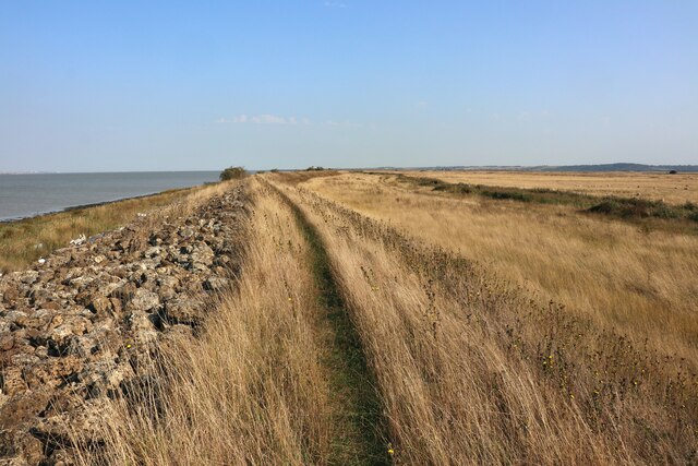 Footpath by River Thames, North of Cliffe Marshes