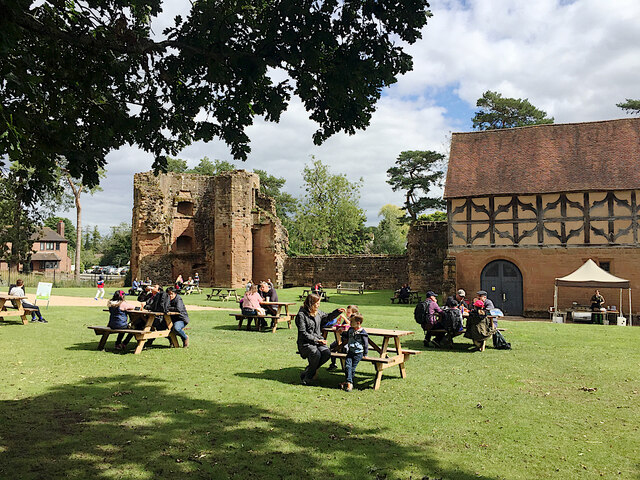 Widely-spaced picnic tables, Kenilworth Castle