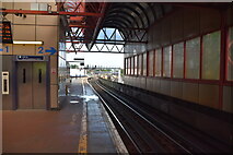 SU6400 : Platform 2, Portsmouth & Southsea Station by N Chadwick