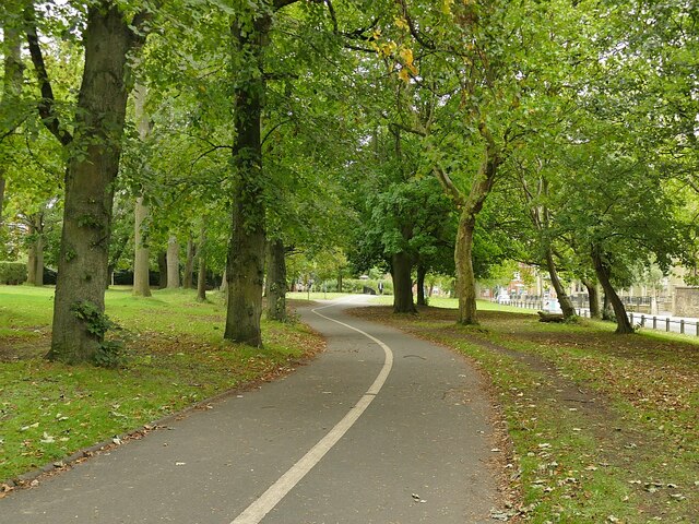 Woodhouse Moor: perimeter path alongside Moorland Road