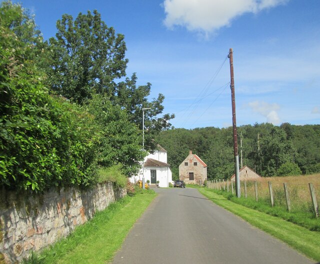 Cottages  on  road  down  to  Etal  ford