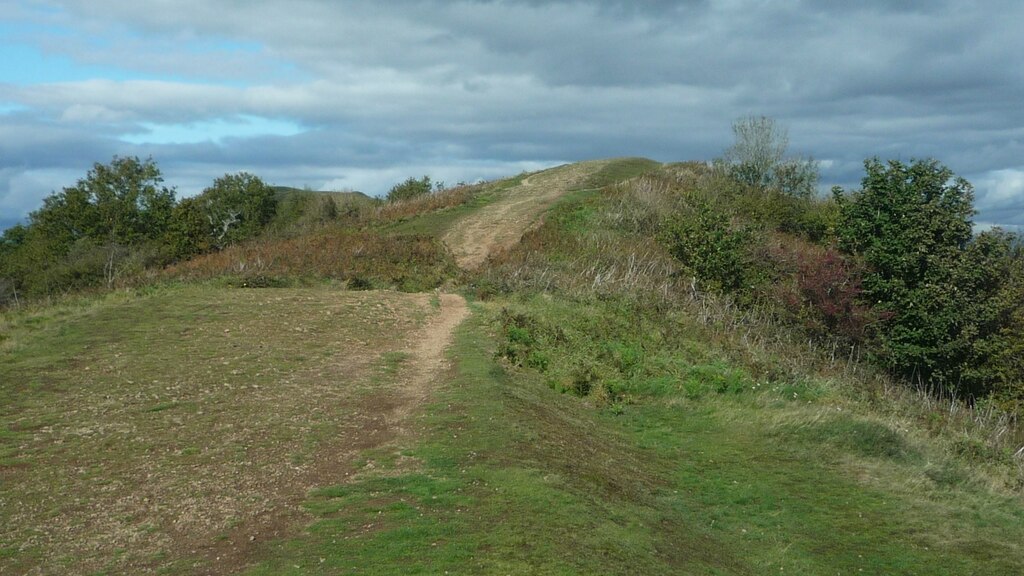 Swinyard Hill and Millennium Hill © Fabian Musto cc-by-sa/2.0 ...