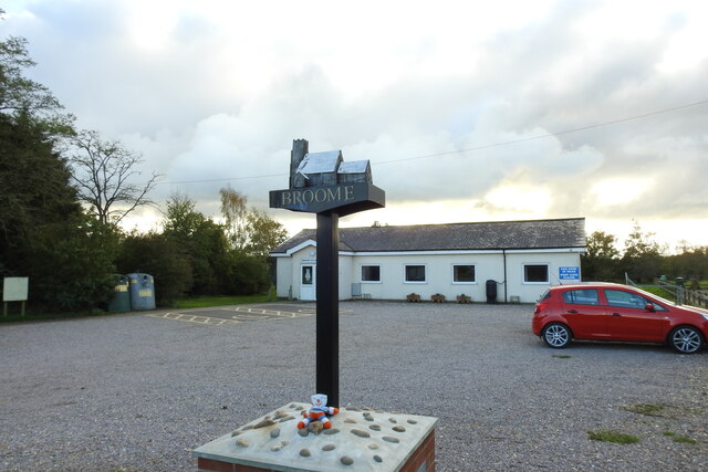 Broome village sign and War Memorial