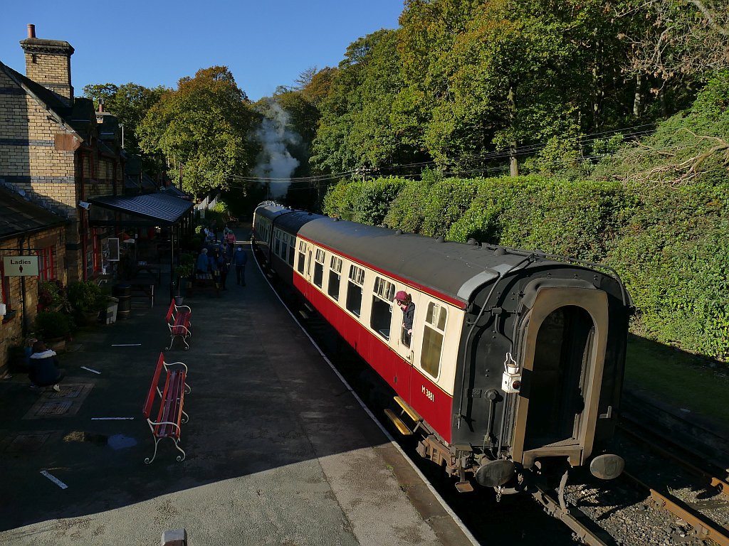 Train in Haverthwaite station © Stephen Craven cc-by-sa/2.0 :: Geograph ...