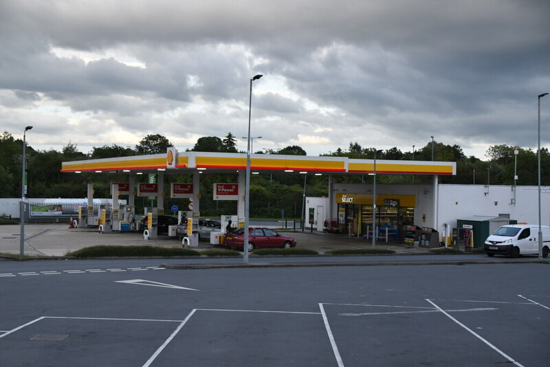 shell-filling-station-n-chadwick-cc-by-sa-2-0-geograph-britain-and