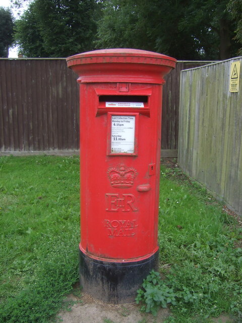 Elizabeth II postbox on Clampgate Road... © JThomas cc-by-sa/2.0 ...