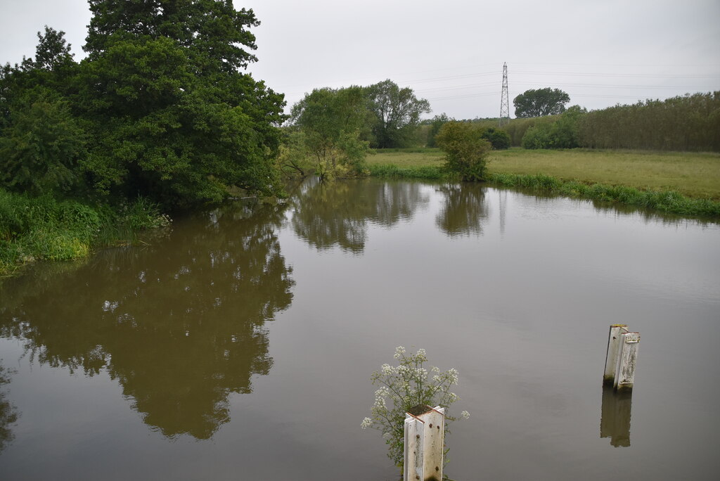 River Thames Near Eynsham Lock © N Chadwick Cc-by-sa 2.0 :: Geograph 