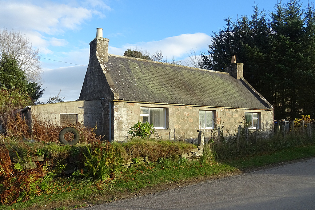 Cottage at Cottown © Anne Burgess cc-by-sa/2.0 :: Geograph Britain and ...