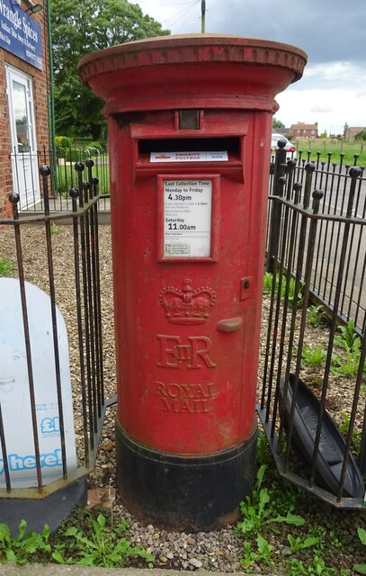 Elizabeth II postbox on Church End,... © JThomas :: Geograph Britain ...