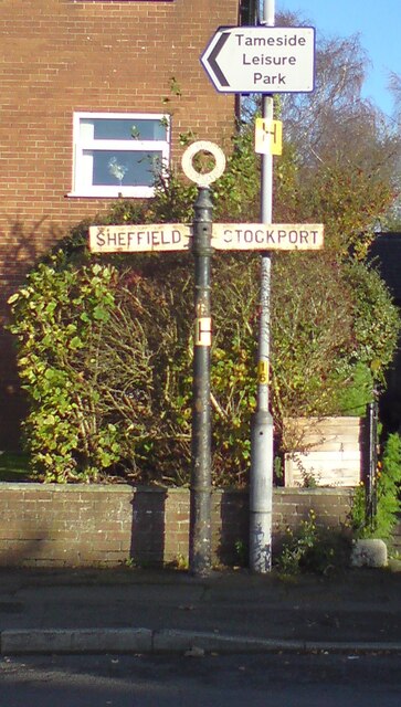 Old signpost on Lumn Road