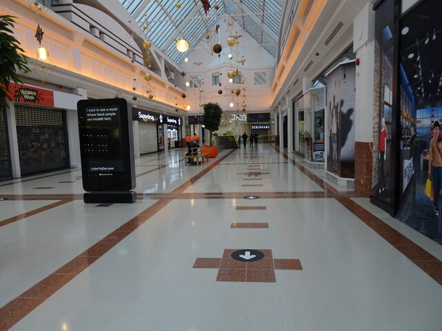 merry-hill-empty-mall-gordon-griffiths-geograph-britain-and-ireland