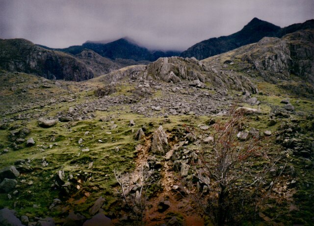 Rock outcrop separating the basins of Afon Gennog and Afon Las