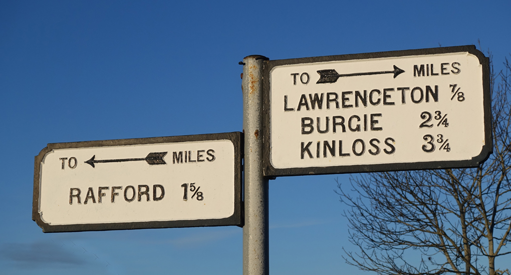 old-style-road-sign-anne-burgess-cc-by-sa-2-0-geograph-britain-and