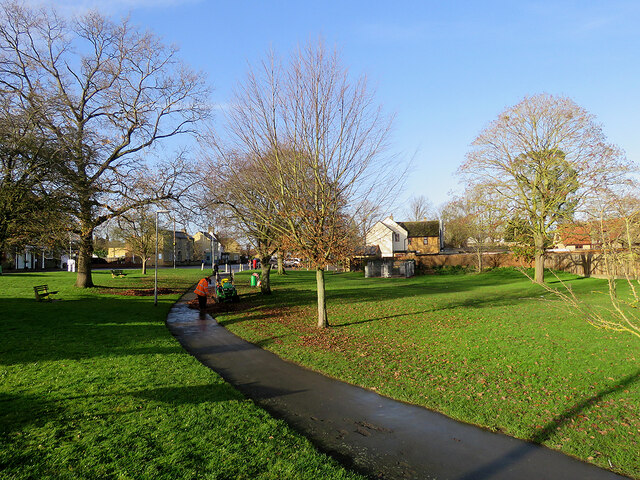 Waterbeach: raking leaves © John Sutton cc-by-sa/2.0 :: Geograph ...