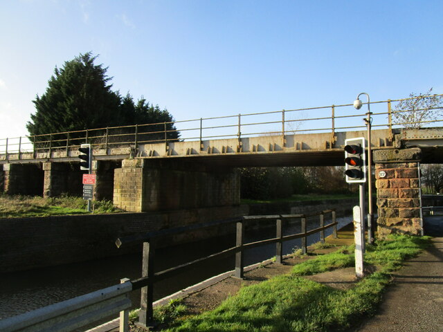 Bridge 27 © Jonathan Thacker cc-by-sa/2.0 :: Geograph Britain and Ireland