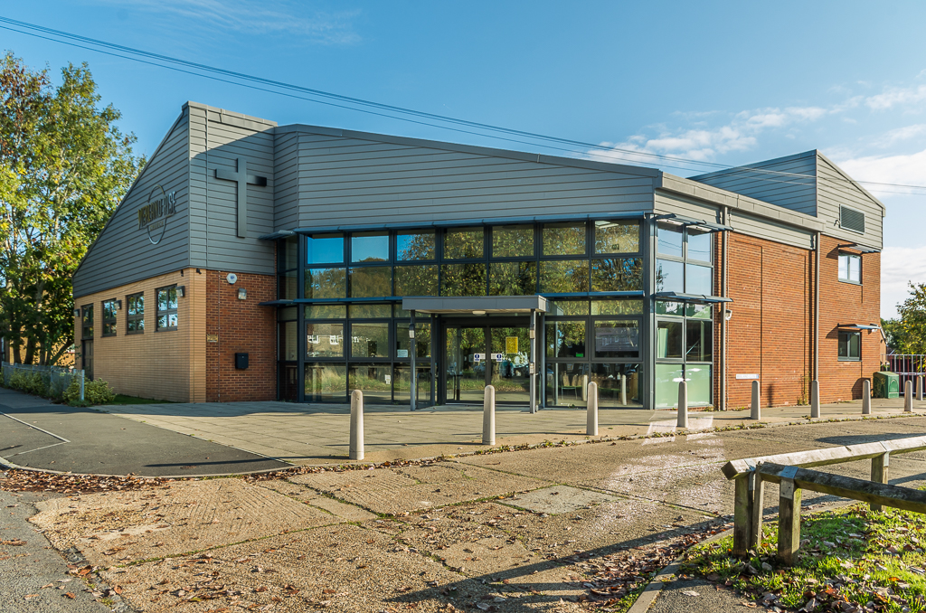 Merland Rise Church © Ian Capper cc-by-sa/2.0 :: Geograph Britain and ...