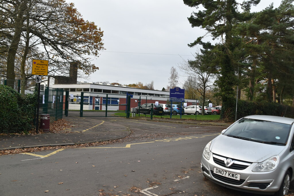 Southborough Primary School © N Chadwick ccbysa/2.0 Geograph