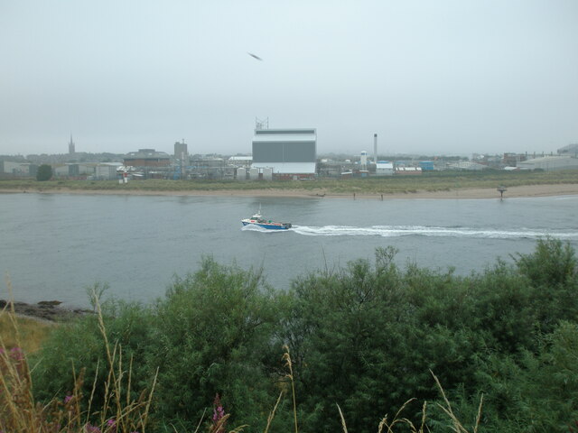Boat travelling midstream in the River South Esk estuary