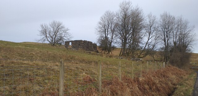 Old ruined dwelling near Knockman