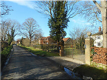 SU6190 : Gates to Lower Farmhouse, Preston Crowmarsh by Des Blenkinsopp
