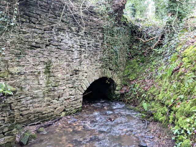 Afon Conwy goes under the old bridge