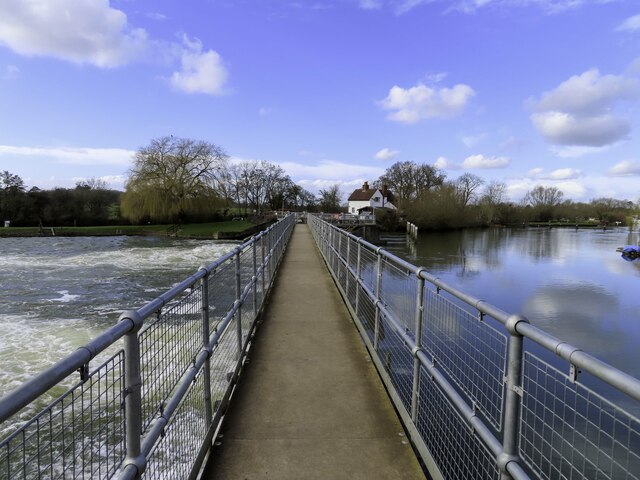 The Thames Path crossing the weir to Benson Lock