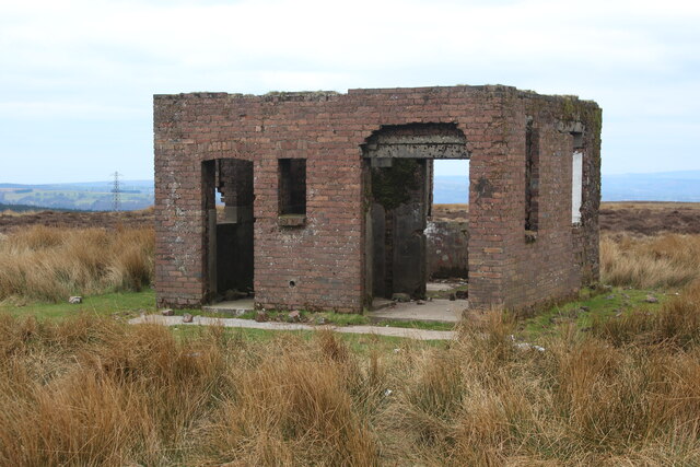 Derelict brick hut, Mynydd Llwyd