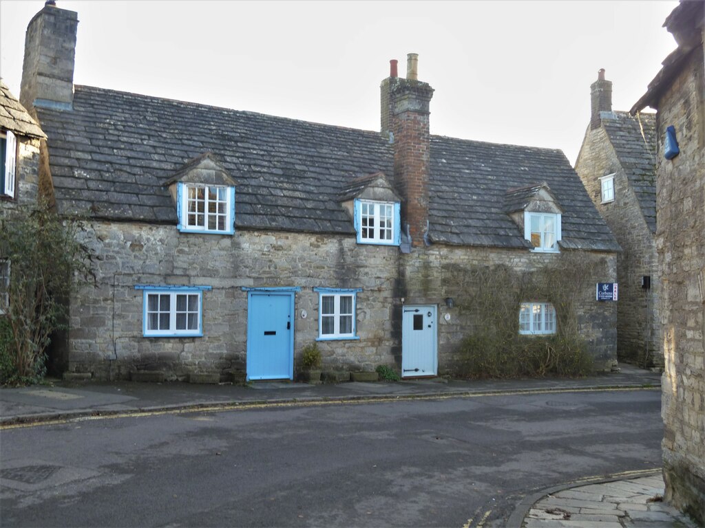 Corfe Castle houses [16] © Michael Dibb ccbysa/2.0 Geograph Britain and Ireland