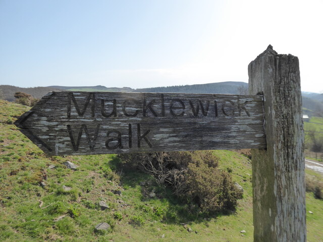 Fingerpost walk signage at the southern end of Mucklewick Hill