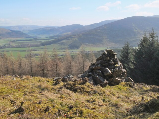 Cairn and valley view, Whitelaw Rig