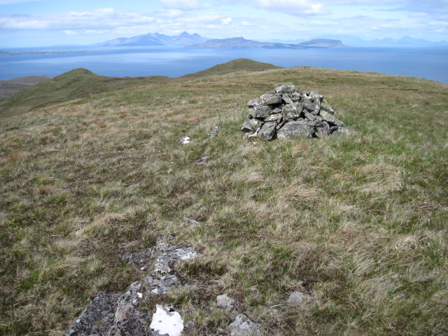 Cairn on hillock at head of long ridge of Cathair Mhic Dhiarmaid
