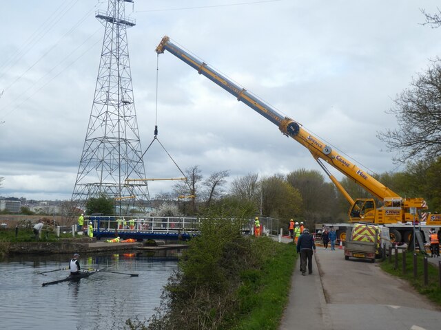 Crane replacing Salmonpool Bridge, Exeter Canal
