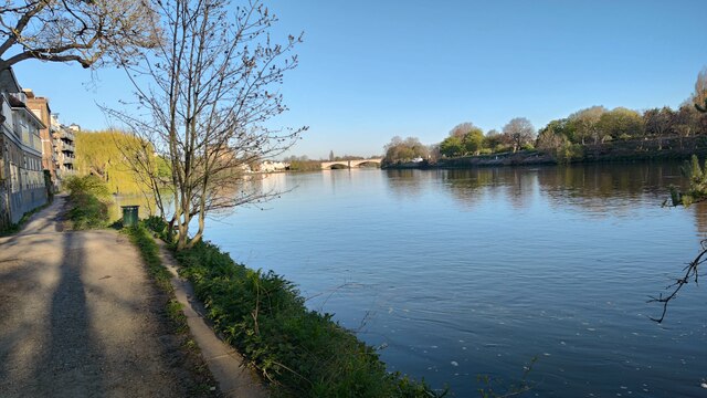 The Thames tow path towards Chiswick Bridge