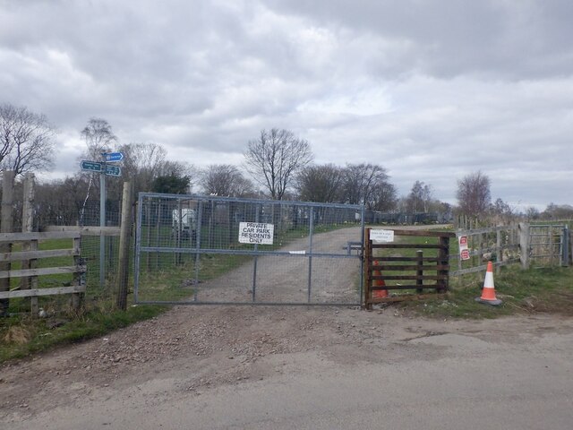 Farm entrance, Camp Wood © Richard Webb cc-by-sa/2.0 :: Geograph ...