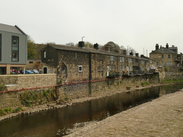 Houses Backing On To The River Calder, © Stephen Craven Cc-by-sa 2.0 