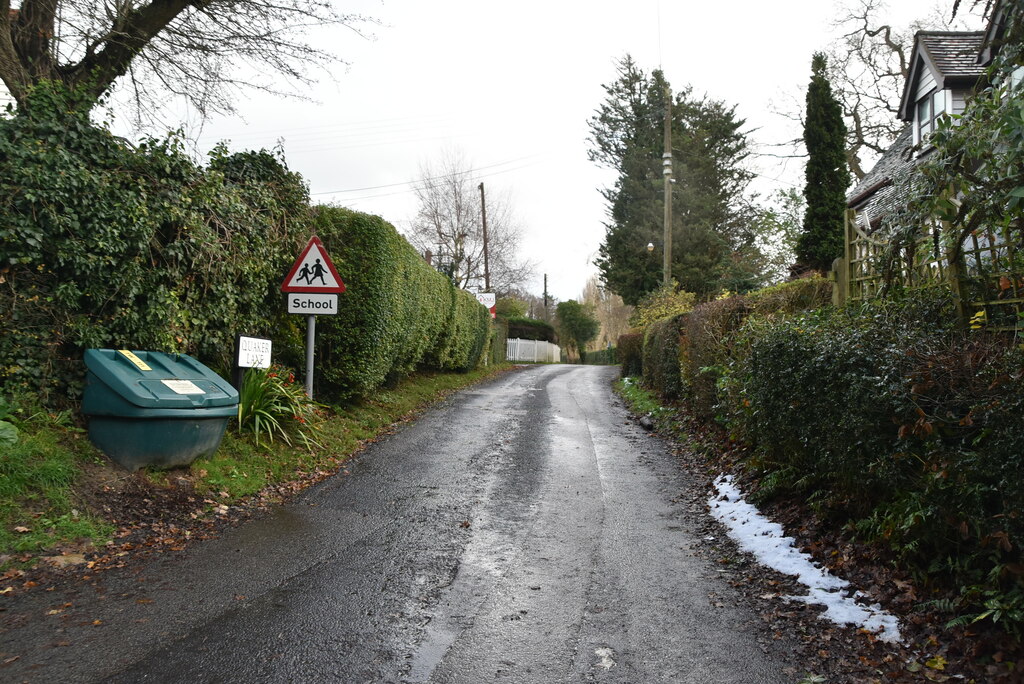 Quaker Lane © N Chadwick ccbysa/2.0 Geograph Britain and Ireland