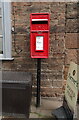 NY5541 : Elizabeth II postbox, Kirkoswald by JThomas