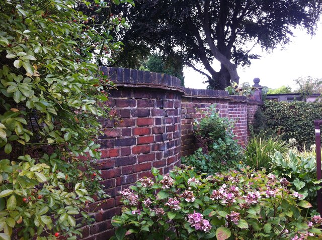 Crinkle crankle wall, Winterbourne House Gardens