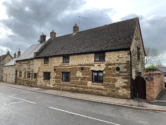 32 High Street, Blisworth © Andrew Abbott :: Geograph Britain and Ireland