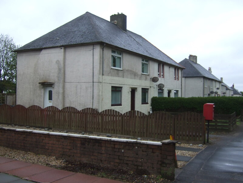 Houses on Kilmarnock Road, Mauchline © JThomas ccbysa/2.0 Geograph